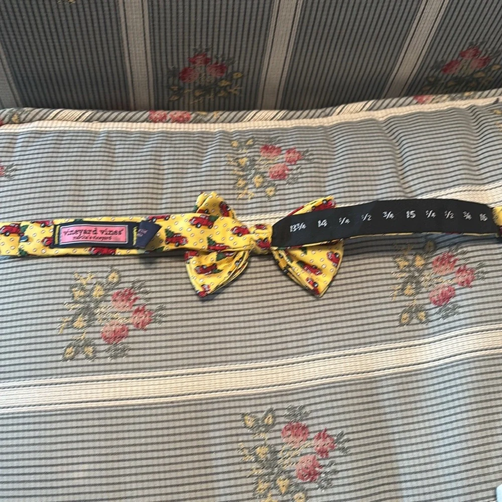 EUC Vineyard Vines Boys Bow Tie